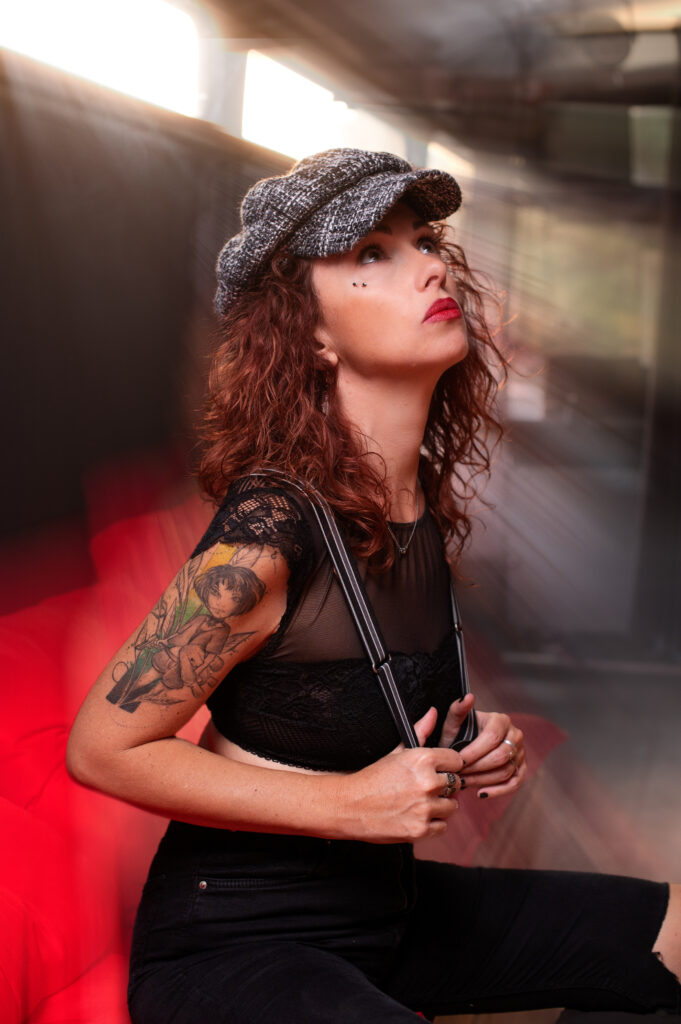 Portrait sensuel d'une femme avec une casquette