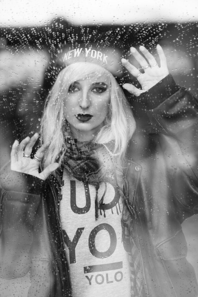 Portrait vitre pluie en noir et blanc